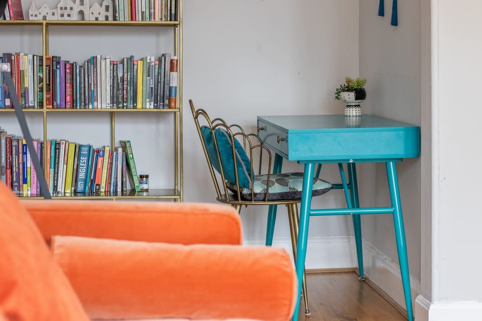 Work-friendly lounge with reliable WiFi
