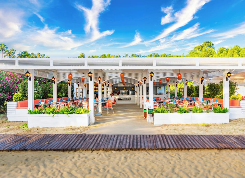 3 restaurants; breakfast, lunch, and dinner served