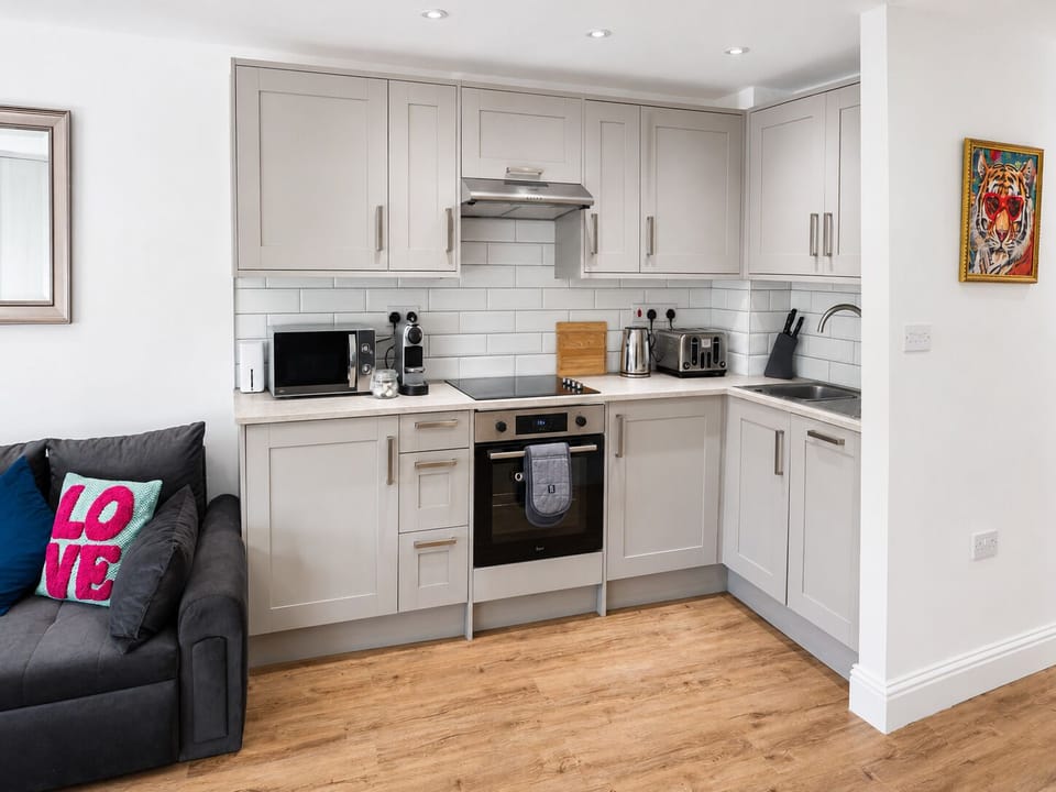 Fully equipped kitchen - Shoreditch Studio Flat near Brick Lane & Liverpool St