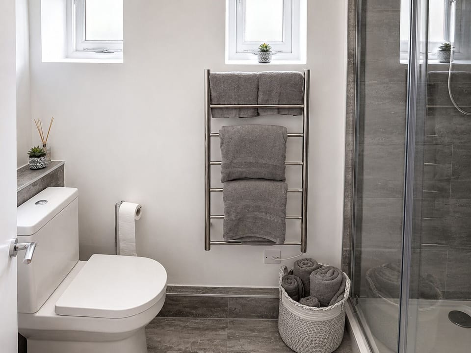 Full bathroom w/ toiletries - Shoreditch Studio near Brick Lane & Liverpool St