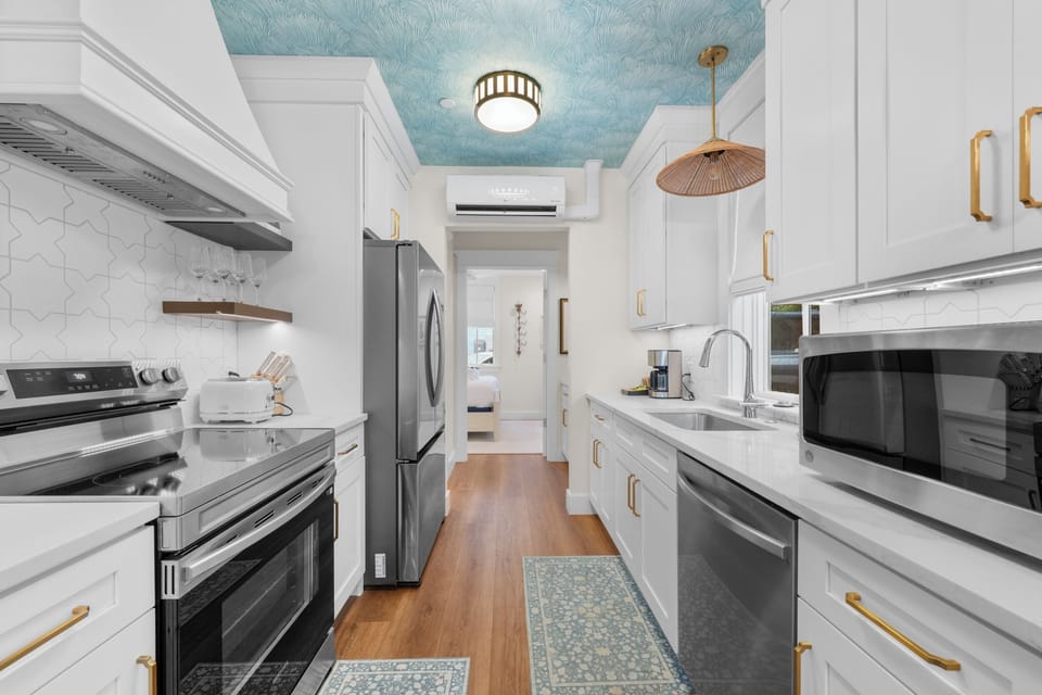 Bright / fully equipped kitchen w/ brand new appliances