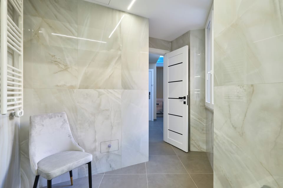 Deluxe Double Room, Courtyard View | Interior