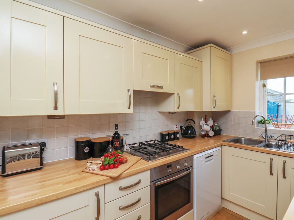Dishwasher, cookware/dishes/utensils