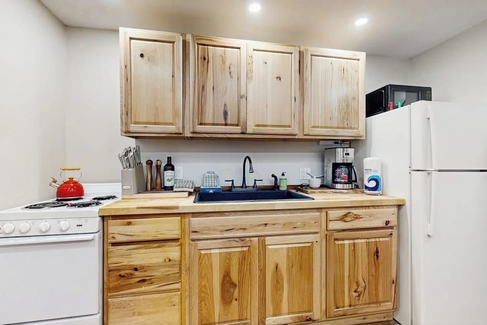 Apartment, Multiple Beds, Garden View (Boothbay Harbor House) | Private kitchen