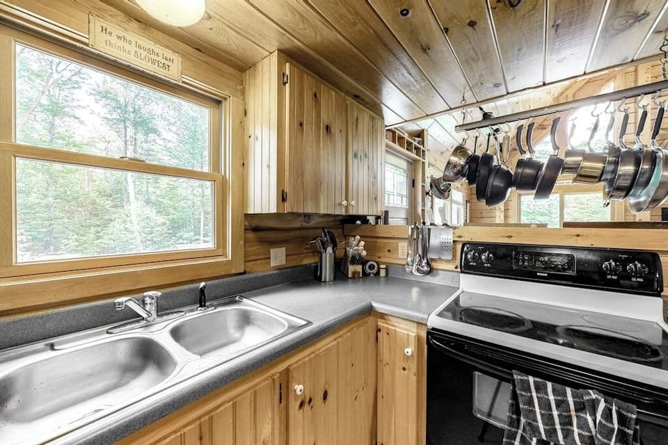 Cabin, Multiple Beds, Fireplace, Garden View (Lucky Lakefront Log Cabin) | Private kitchen