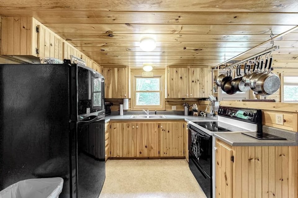 Cabin, Multiple Beds, Fireplace, Garden View (Lucky Lakefront Log Cabin) | Private kitchen