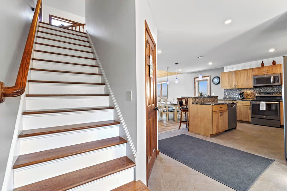 House, Multiple Beds, Beach View (Lookout on Waters Edge) | Interior