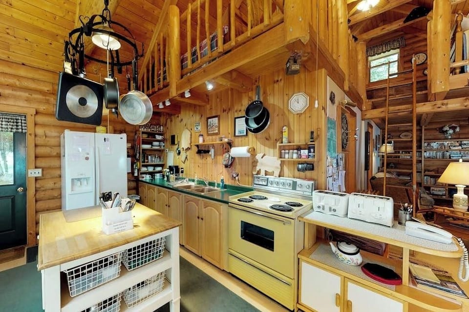 Cabin, Multiple Beds (Perfect as a Picture) | Private kitchen