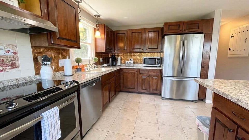 House, Multiple Beds (Penobscot View) | Private kitchen