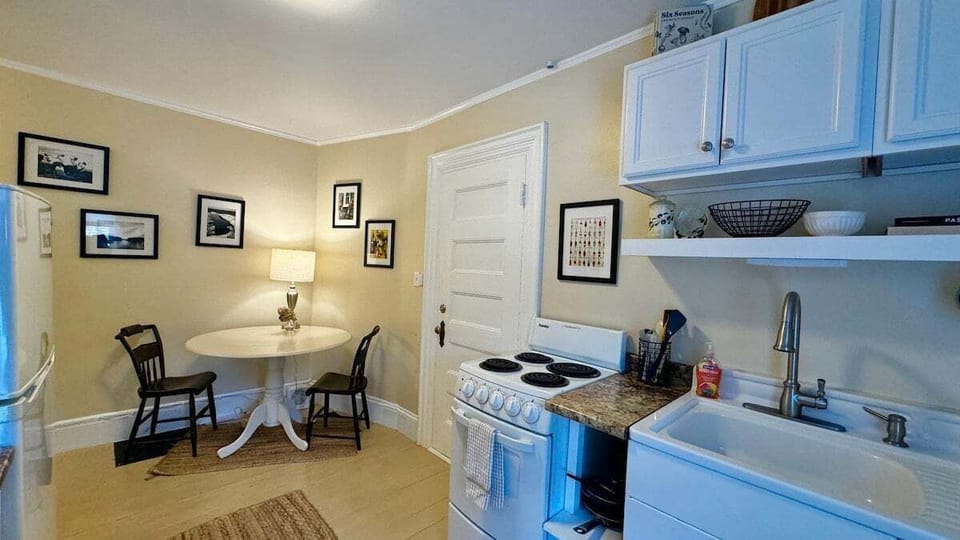 Apartment, 1 Queen Bed with Sofa bed, Garden View (Commanders Cabin) | Private kitchen