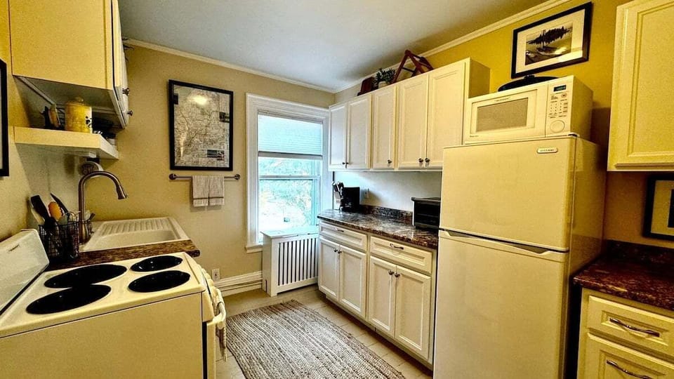 Apartment, 1 Queen Bed with Sofa bed, Garden View (Commanders Cabin) | Private kitchen