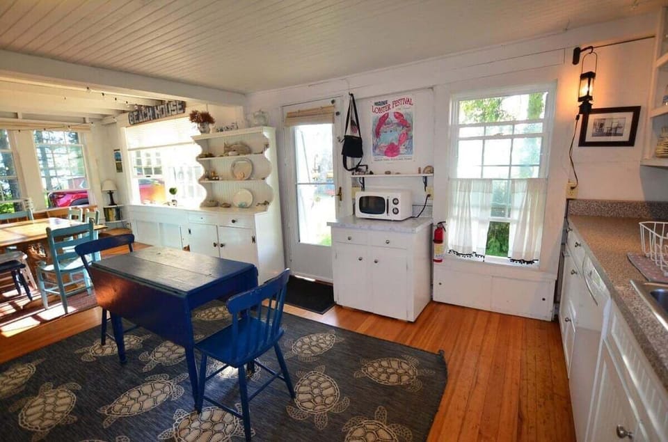 House, Multiple Beds, Beach View (Berry Cottage) | 4 bedrooms, individually decorated, individually furnished, bed sheets