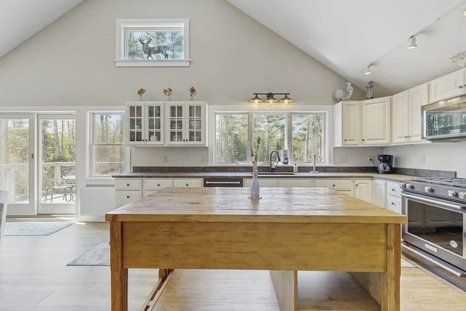 House, Multiple Beds (Hobby Hops) | Private kitchen