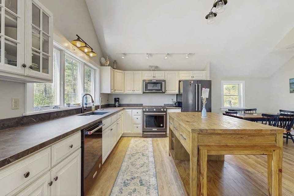 House, Multiple Beds (Hobby Hops) | Private kitchen