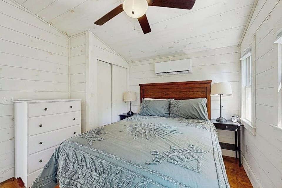 Cabin, Multiple Beds, Kitchen (Bay Cabin) | 2 bedrooms, individually decorated, individually furnished, bed sheets