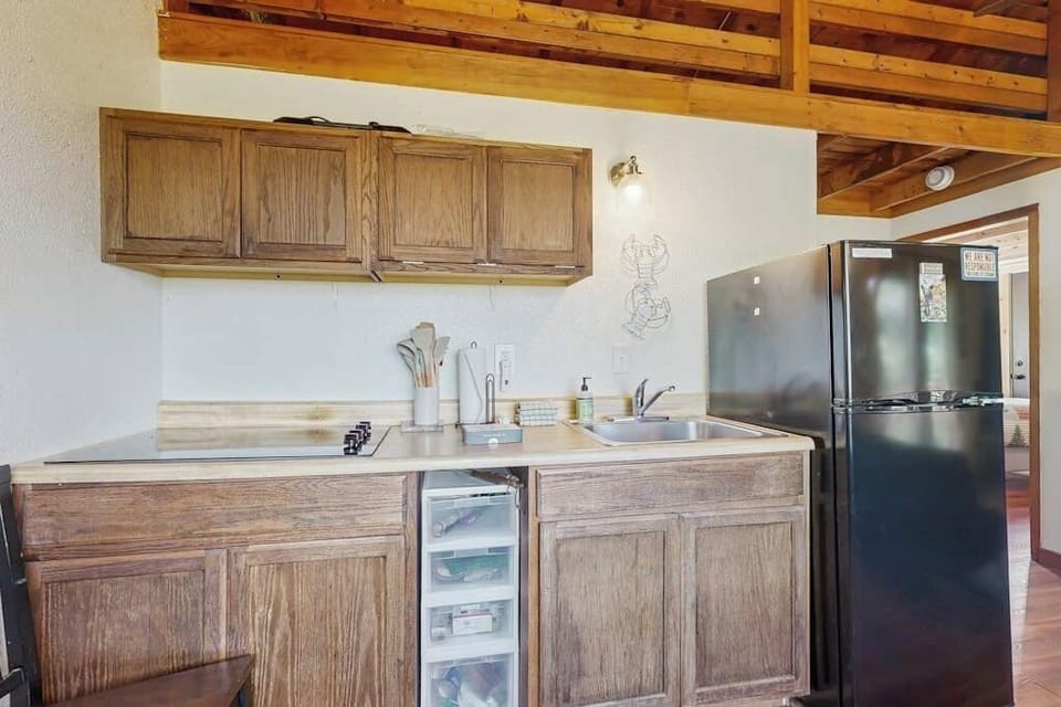 Cabin, Multiple Beds, Fireplace (Sunset Point Mountaintop Cabin) | Private kitchen