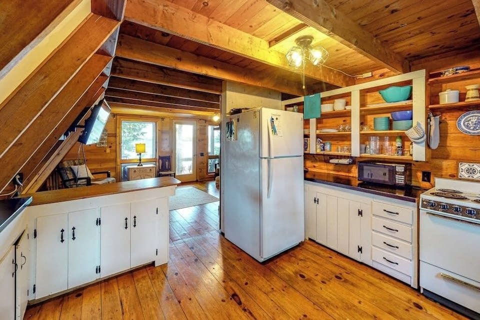 House, Multiple Beds (Camp Overlook) | Private kitchen
