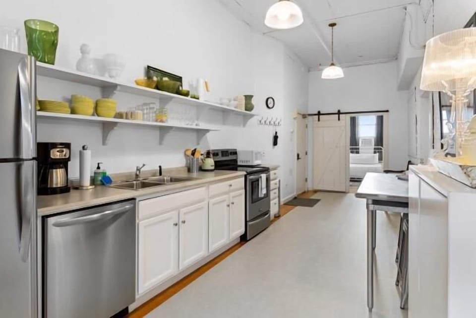 Apartment, Multiple Beds, Kitchen, City View (Rockland Central Loft) | Private kitchen