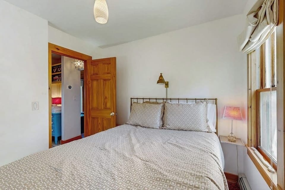 Cabin, 2 Queen Beds (Blue Sky Cottage) | 2 bedrooms, individually decorated, individually furnished, bed sheets
