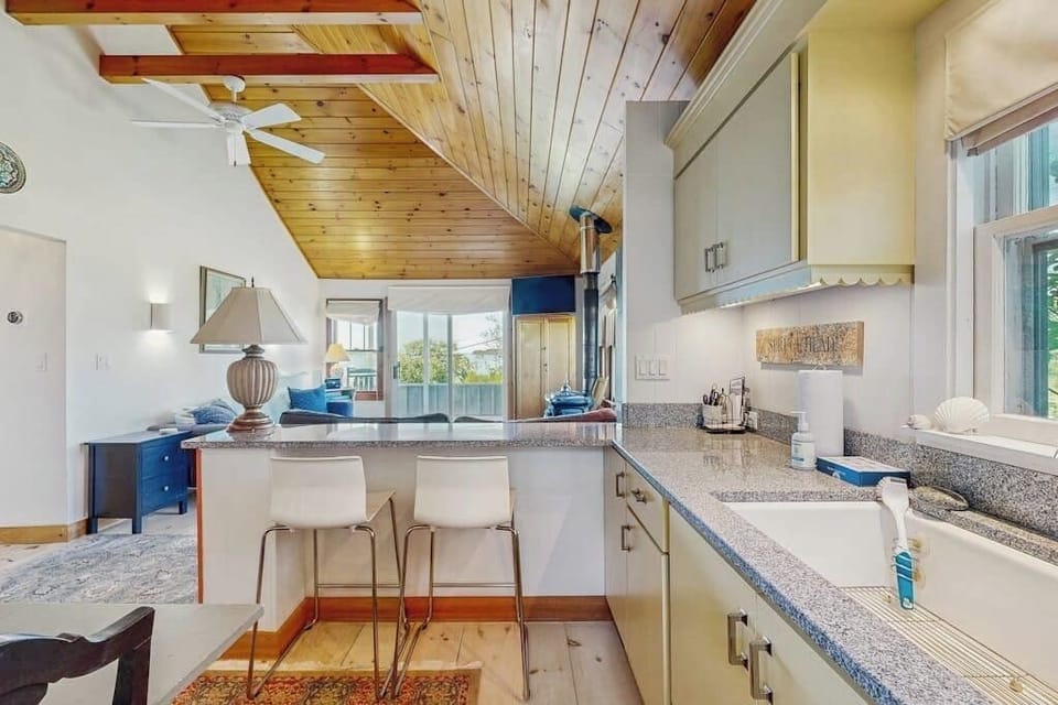 Cabin, 2 Queen Beds (Blue Sky Cottage) | Interior