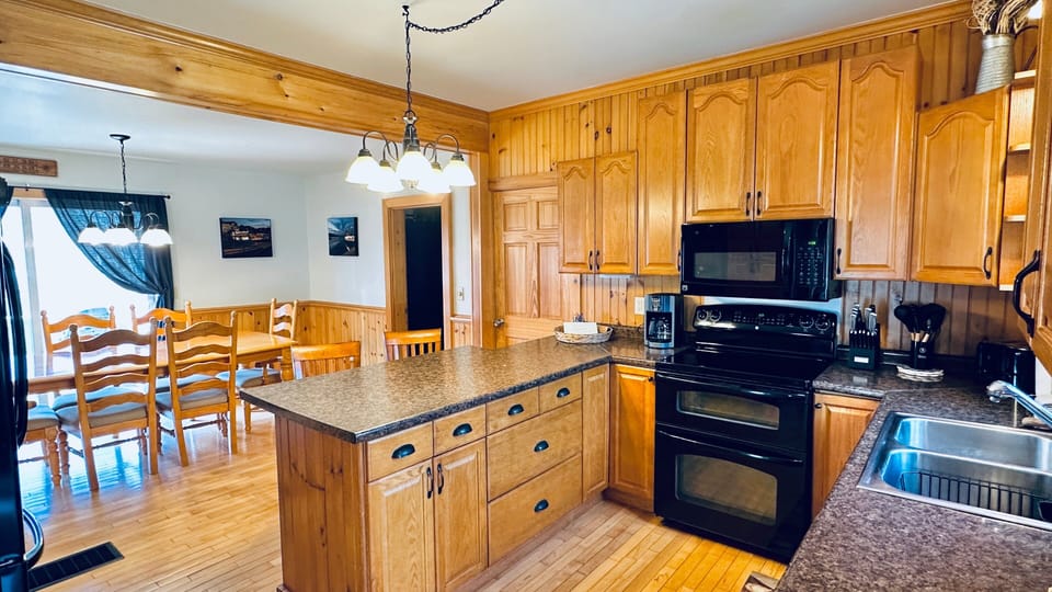 House, Multiple Beds (Lake & Trail Landing) | Private kitchen