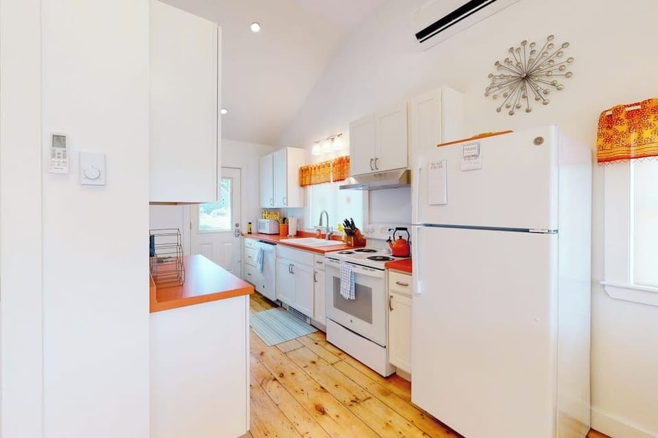 Cottage, 1 King Bed (Rising Tide Cottage) | Private kitchen