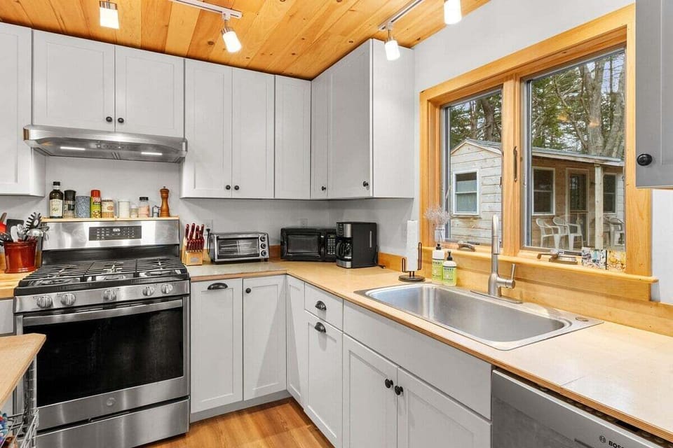 House, Multiple Beds (The Tide House) | Private kitchen