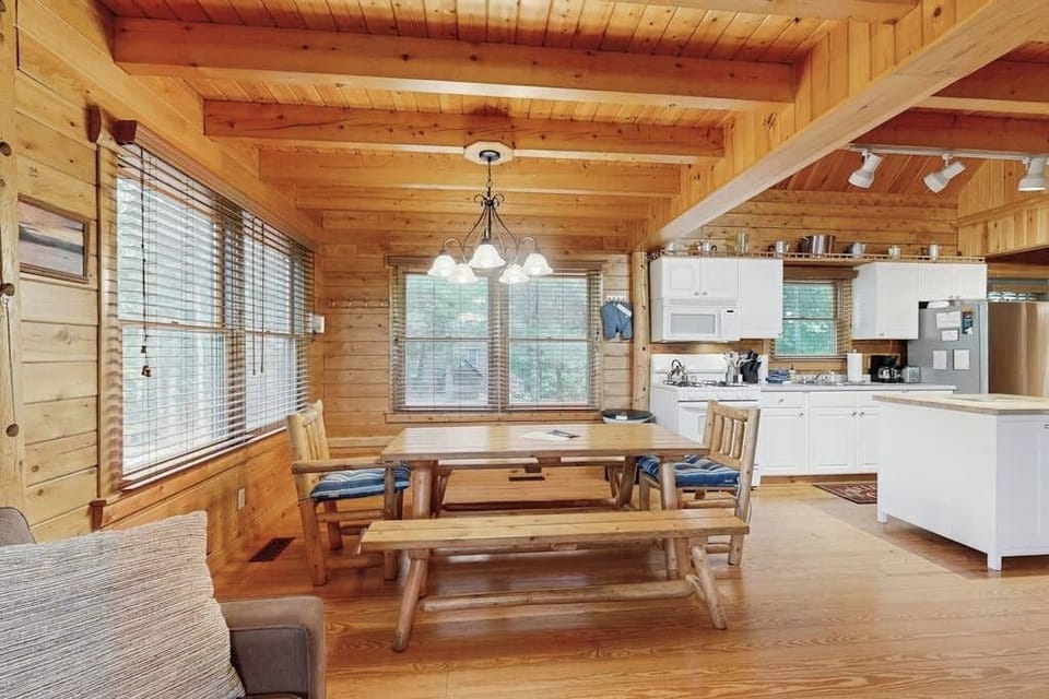 House, Multiple Beds, Kitchen, Garden View (Birch Overlook) | 2 bedrooms, individually decorated, individually furnished, bed sheets