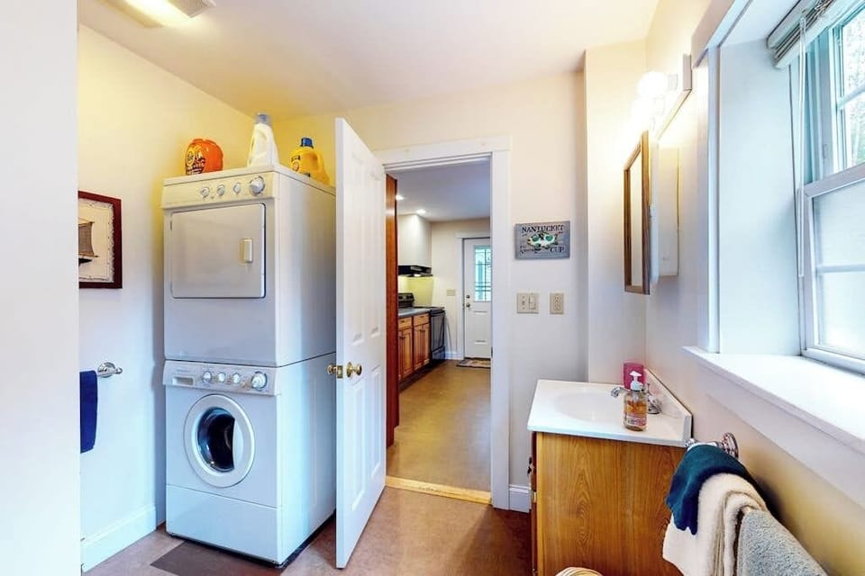 House, Multiple Beds, Garden View (Harbor House) | Laundry
