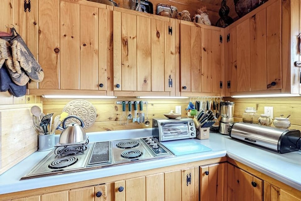 House, Multiple Beds, Fireplace (The River Lodge) | Private kitchen