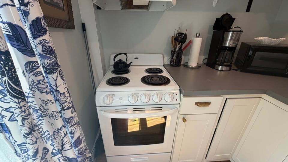 House, Multiple Beds, Garden View (Quarters on Main) | Private kitchen