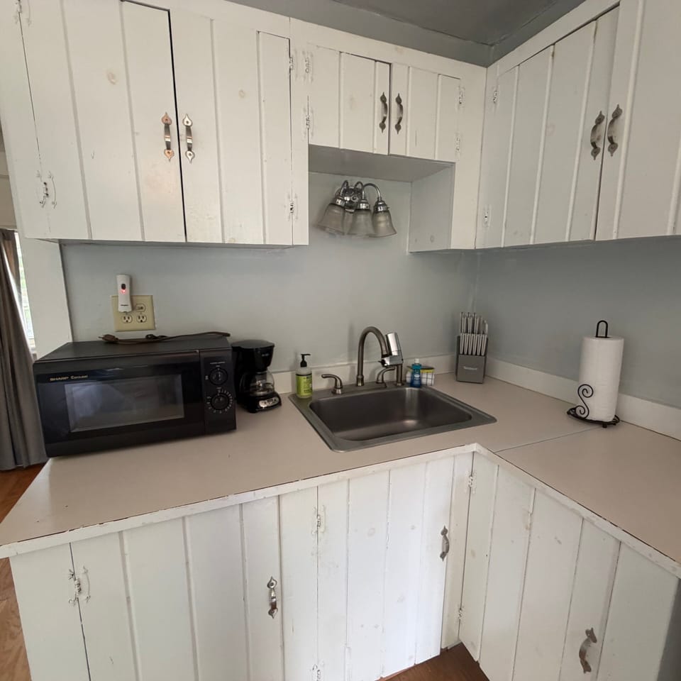 House, Multiple Beds, Garden View (Quarters on Main) | Private kitchen