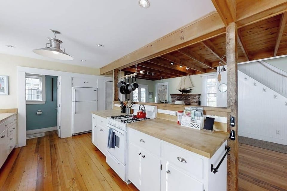 House, Multiple Beds, Garden View (Firehouse Cottage) | Private kitchen