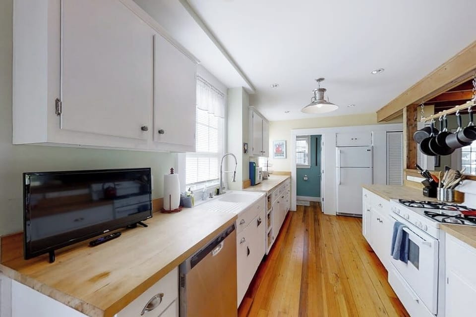 House, Multiple Beds, Garden View (Firehouse Cottage) | Private kitchen