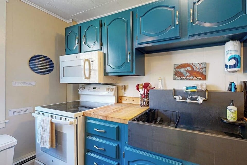 Cottage, Multiple Beds, City View (Head of the Harbor I) | Private kitchen