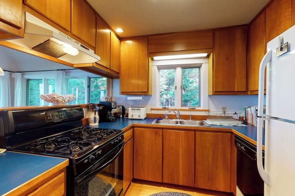 House, Multiple Beds, Kitchen (Driftwood) | Private kitchen