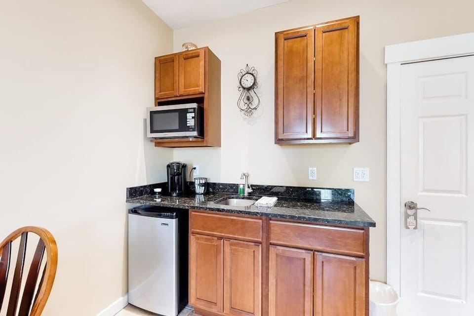 House, 1 King Bed with Sofa bed, Kitchenette, Garden View (The Colonels Suites Unit 3) | Private kitchen