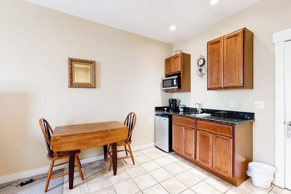 House, 1 King Bed with Sofa bed, Kitchenette, Garden View (The Colonels Suites Unit 3) | Private kitchen