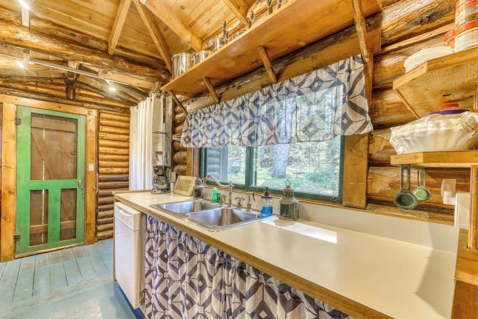 Cabin, Multiple Beds (Sasanoa Retreat at Sprucewold) | Private kitchen