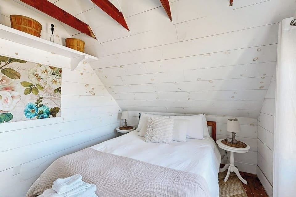 House, Multiple Beds (Bayside Barn) | 2 bedrooms, individually decorated, individually furnished, bed sheets