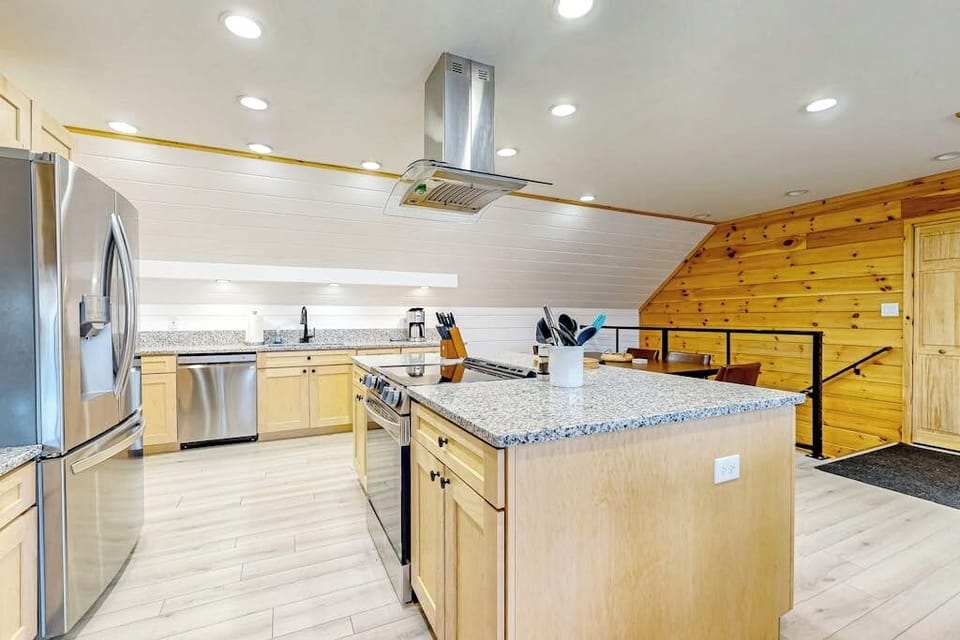 Apartment, Multiple Beds, Fireplace, Garden View (Moosehead Lake Home Base) | Private kitchen