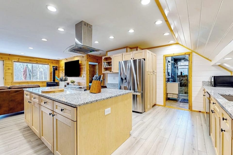 Apartment, Multiple Beds, Fireplace, Garden View (Moosehead Lake Home Base) | Private kitchen