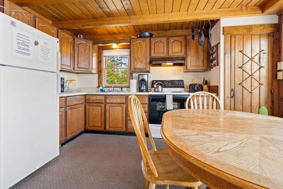 Cottage, Multiple Beds (Little White Caps) | Private kitchen