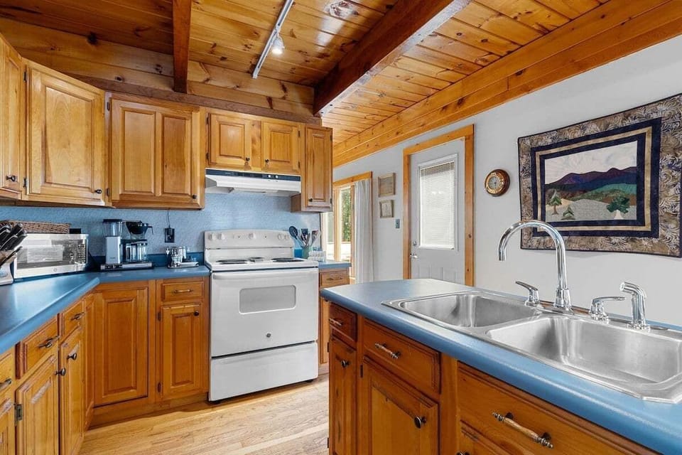 House, Multiple Beds, Garden View (Boothbay Birch Cottage) | Private kitchen