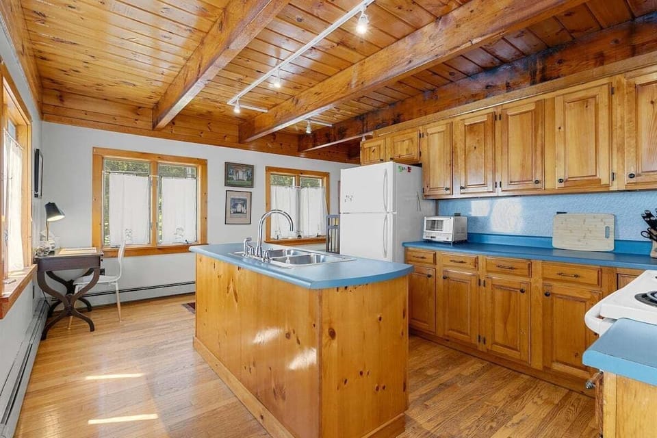 House, Multiple Beds, Garden View (Boothbay Birch Cottage) | Private kitchen
