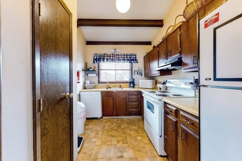 House, Multiple Beds (Lakeview Condo) | Private kitchen