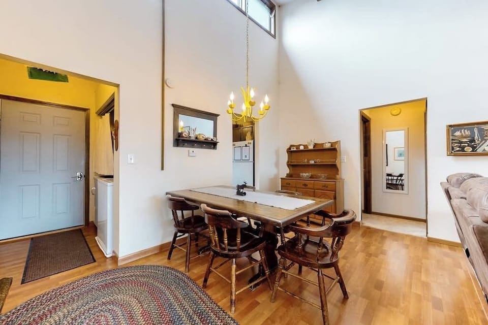 House, Multiple Beds (Lakeview Condo) | 4 bedrooms, individually decorated, individually furnished, bed sheets