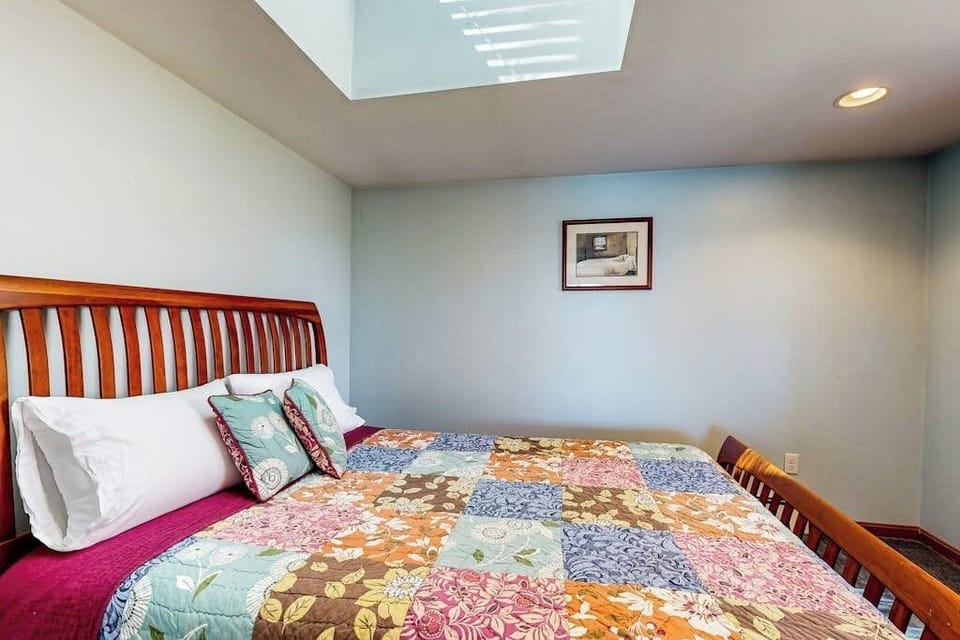 House, Multiple Beds (Damariscotta Vistas) | 3 bedrooms, individually decorated, individually furnished, bed sheets