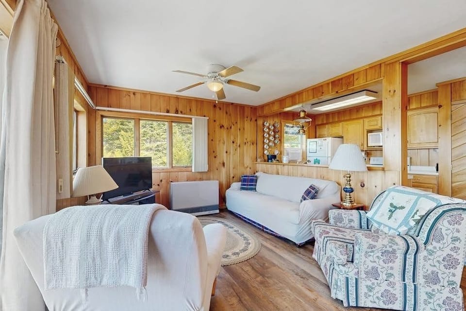 Cabin, Multiple Beds, Kitchen (Lakeshore Lovely) | Living area