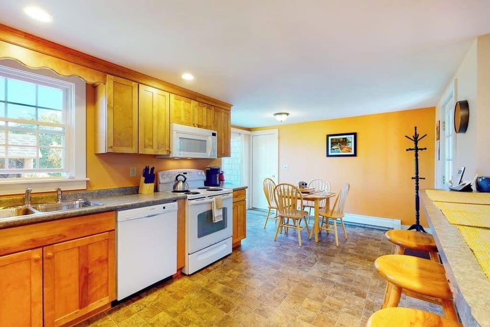 Cabin, Multiple Beds, Kitchen, Garden View (Montgomery Cottage) | Private kitchen